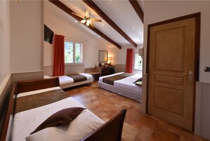 Minibar, caja de seguridad en la habitación y escritorio