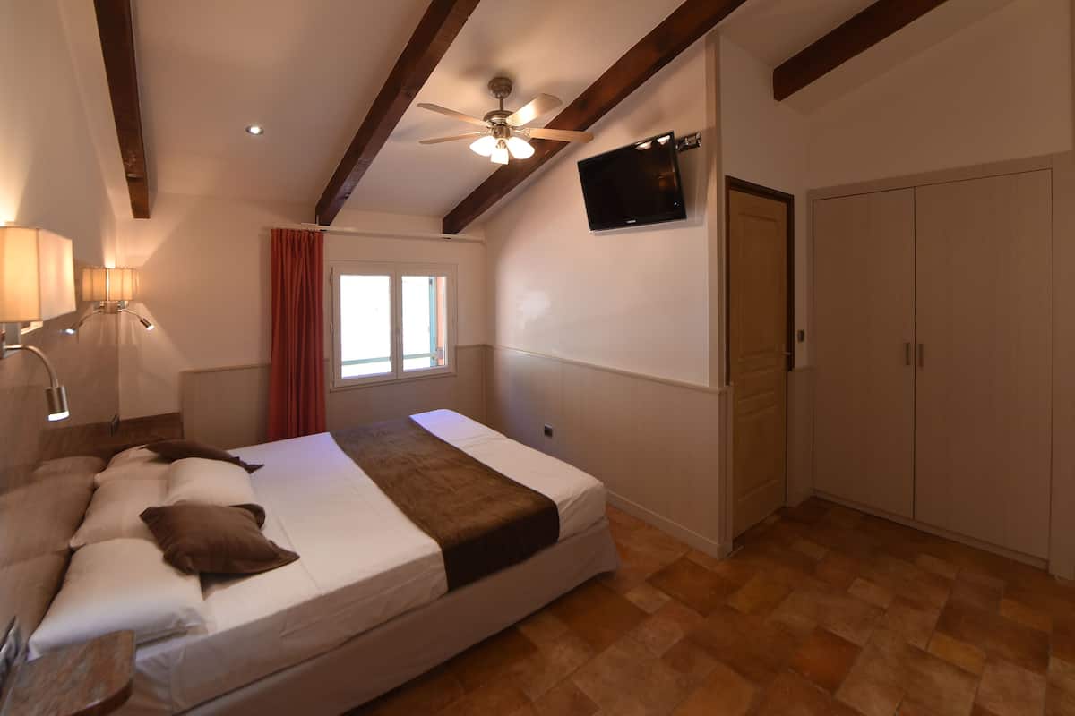 Minibar, in-room safe, desk, blackout curtains