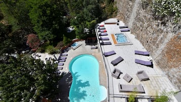 Una piscina techada, una piscina al aire libre de temporada