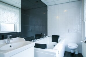 Deluxe Double Room | In-room safe, desk, soundproofing, iron/ironing board - Hotel Zwanenburg (Zwanenburg)