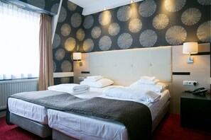Standard Room, 2 Twin Beds | In-room safe, desk, soundproofing, iron/ironing board - Hotel Zwanenburg (Zwanenburg)