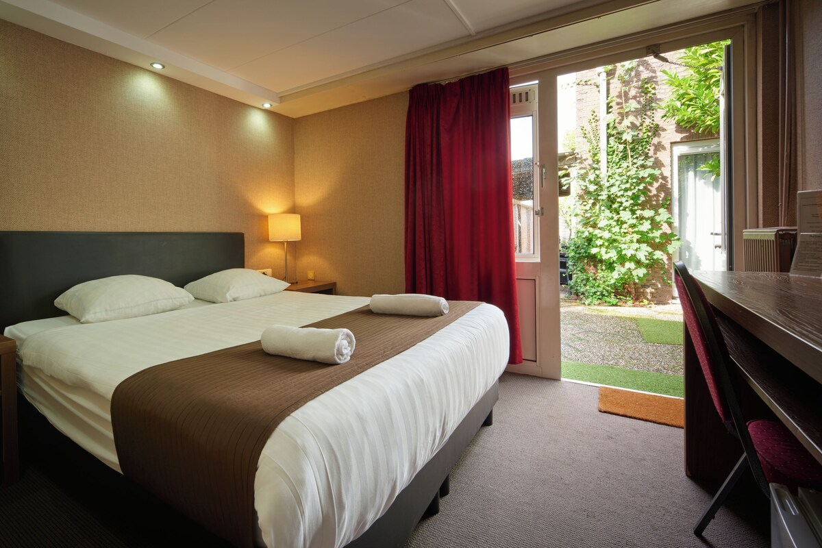 Economy Room, 1 King Bed, Patio | In-room safe, desk, soundproofing, iron/ironing board (on request)