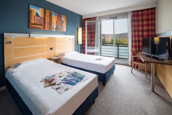 Cubrecamas, caja de seguridad en la habitación y escritorio