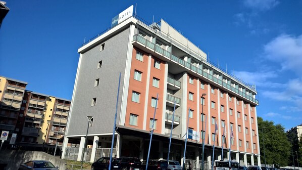A multi-story hotel with a flat roof, multiple balconies, and a sign indicating it is a hotel. - Idea Hotel Torino Mirafiori (Turin)