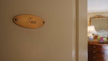 Una placa de madera en una puerta con el nombre "TWO" grabado.