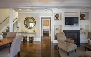 Carriage House | Living area | Flat-screen TV - The 1770 House Restaurant & Inn (East Hampton)