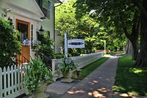 A residential property with a sign indicating it is a restaurant and inn from 1770.