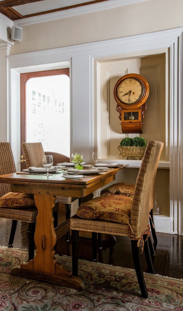 1770 House Restaurant & Inn by null