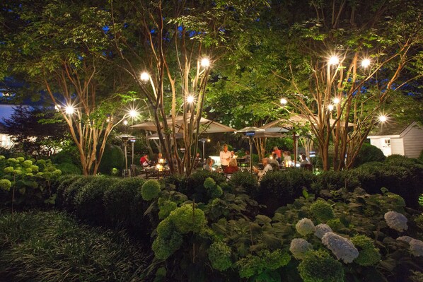 2 restaurantes, cocina americana