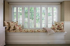 Room 6, King Bed | Living area | Flat-screen TV