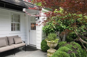 Room 6, King Bed | Terrace/patio