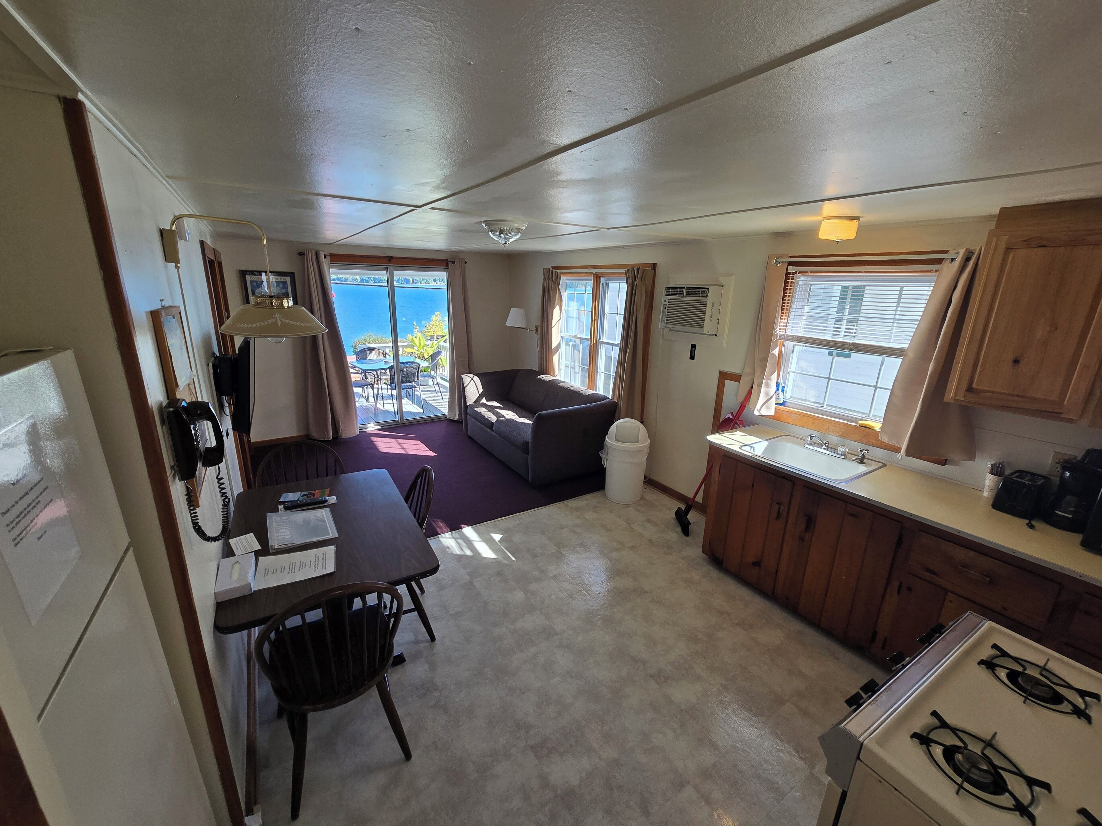 Standard Cabin, Lake View | Living area