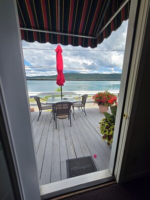Queen bed, lake view (QVEW) | Lake view - Lake View Motel (Cooperstown)