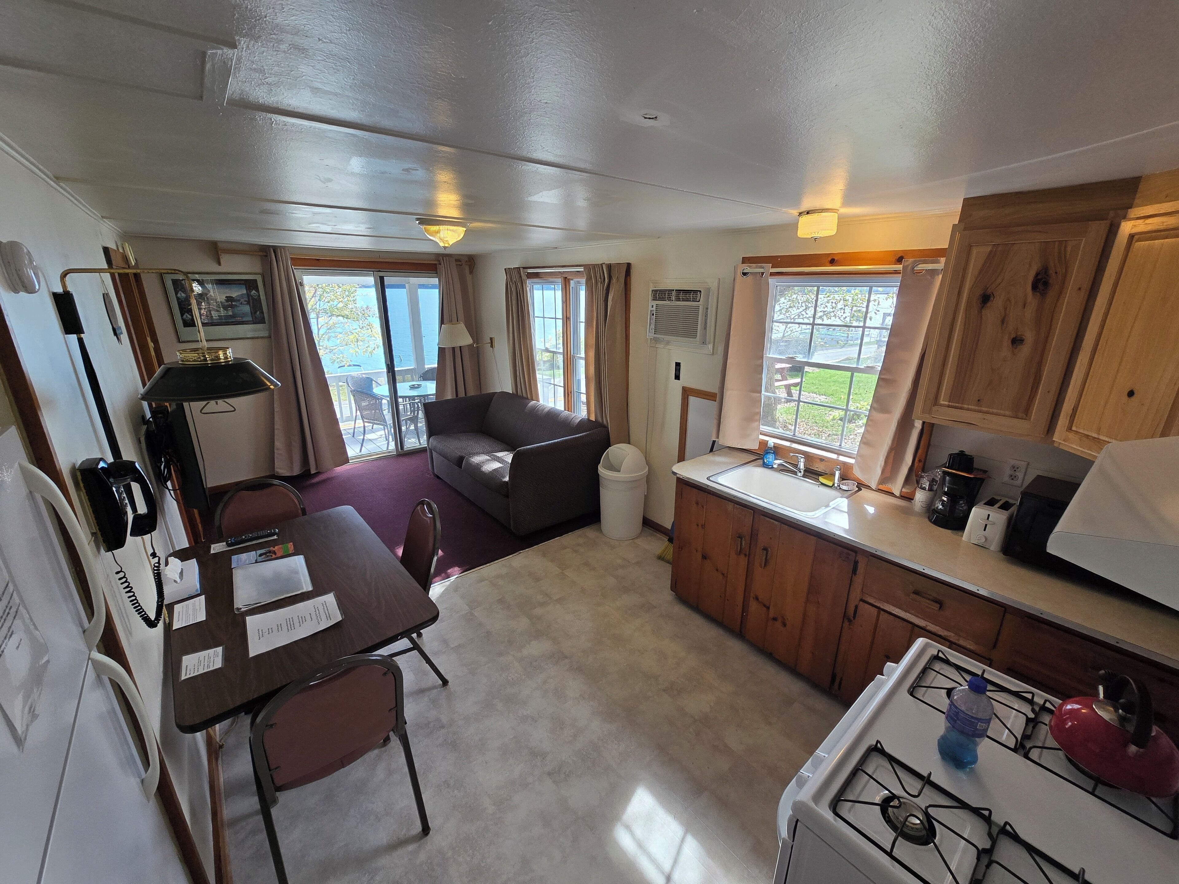 Standaard huisje, uitzicht op meer | Woonruimte | Een televisie