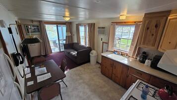 Chalet rustique Standard, vue sur le lac | Aire de séjour | Téléviseur