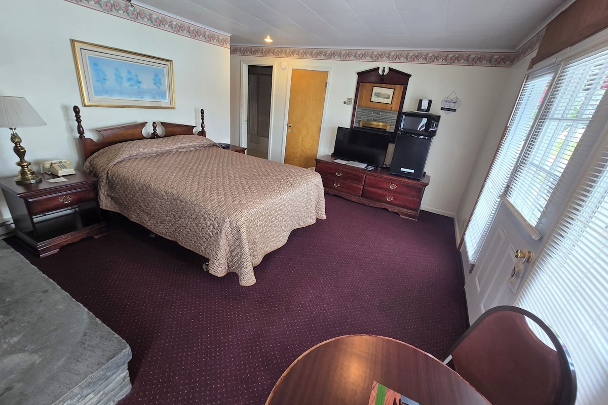 Deluxe Room, 1 Queen Bed, Lake View | 1 bedroom, free WiFi, bed sheets