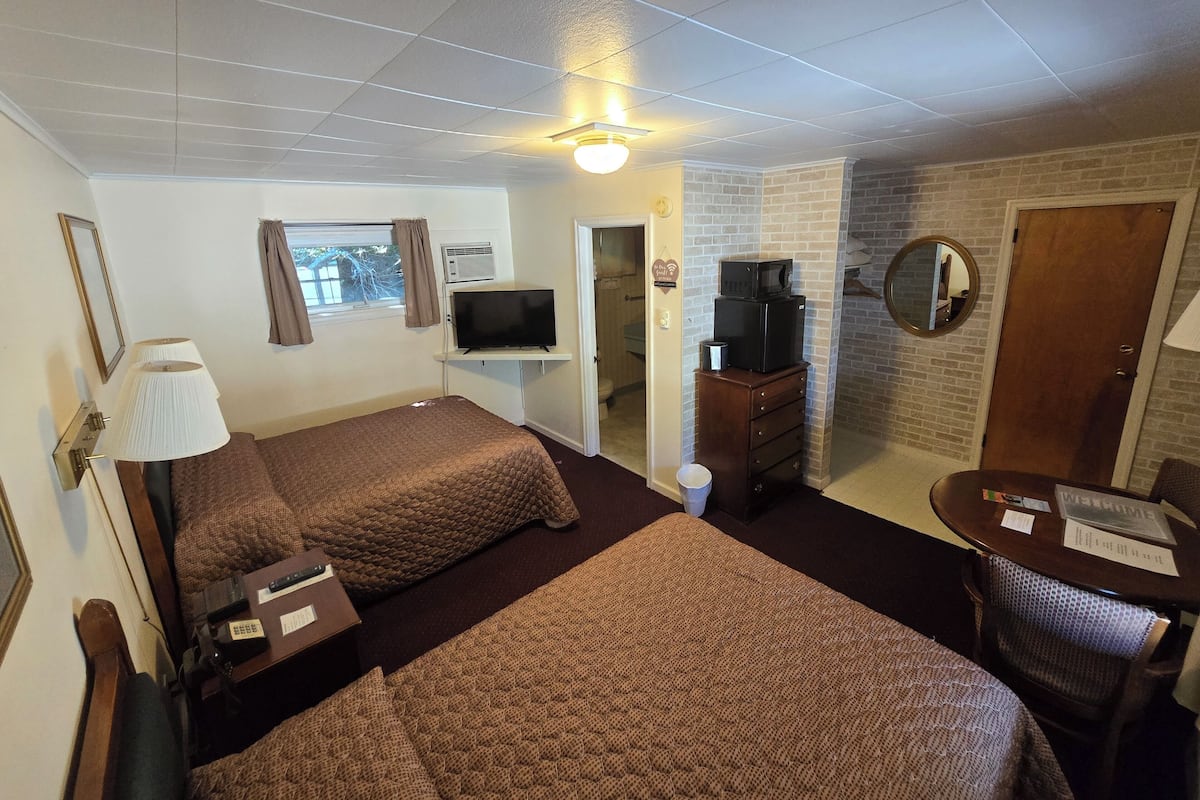 Standard Room, 2 Double Beds | WiFi (free), bed sheets