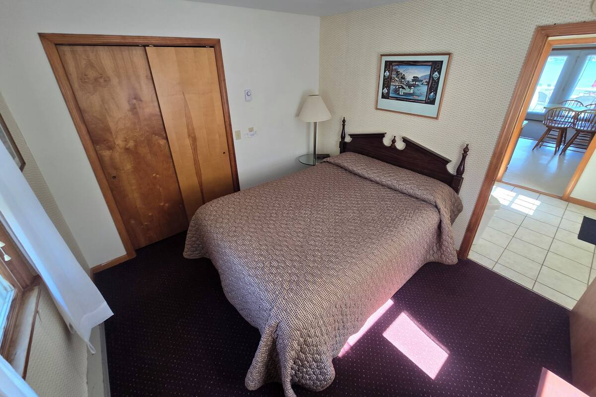 Standard Studio Suite, Kitchen, Lake View | WiFi (free), bed sheets
