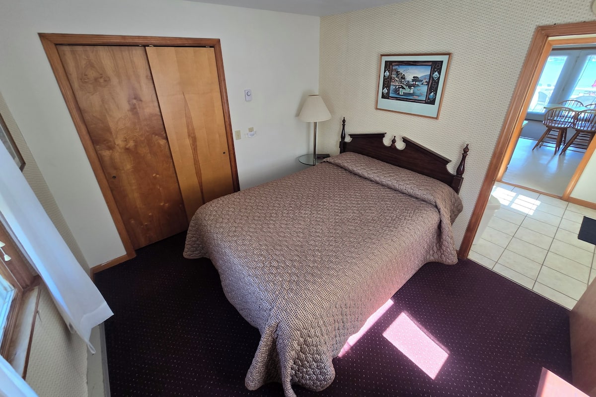 Standard Studio Suite, Lake View | Free WiFi, bed sheets