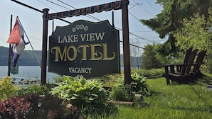 Señal del Motel Vista al Lago con un aviso de 'VACANCY'.