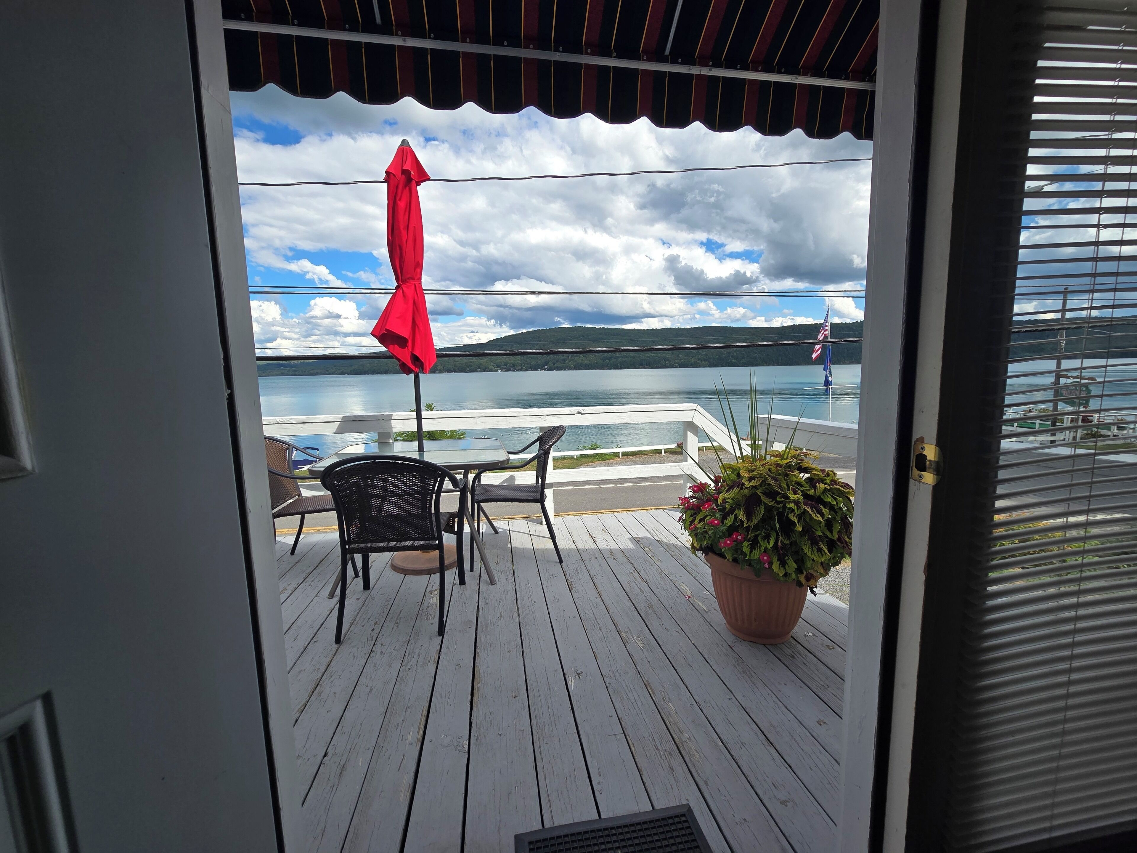 Queen bed, lake view (QVEW) | Lake view