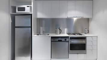 Geladeira grande, micro-ondas, fogão, cooktop