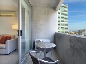 Caja de seguridad en la habitación y escritorio 