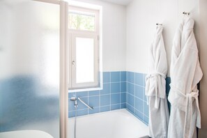 Kahden hengen huone (yksi tai kaksi sänkyä) | Kylpyhuone | Ilmaiset hygieniatuotteet, pyyhkeet