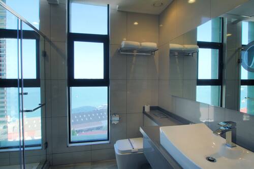 Deluxe Twin Room, 1 Bedroom, Balcony, City View | Bathroom | Free toiletries, towels, shampoo, toilet paper