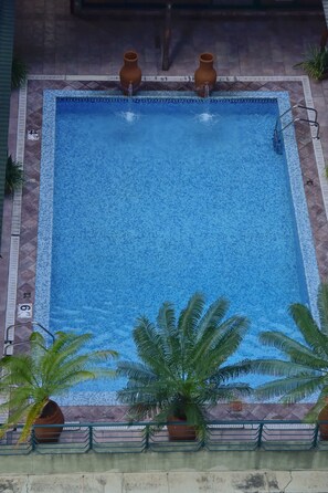 Outdoor pool, sun loungers - Harbour View Suites (Dar es Salaam)