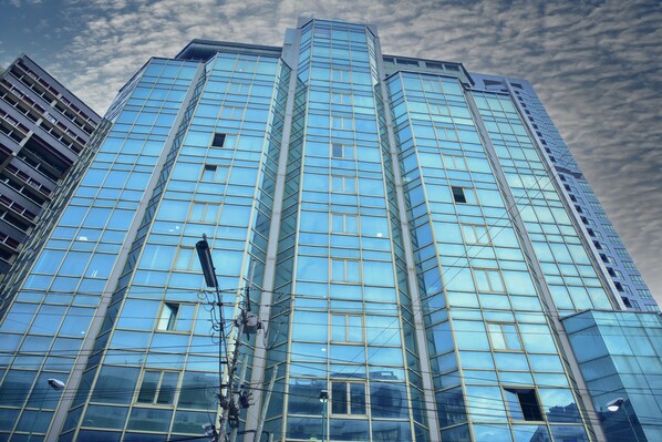 施設の正面 (日没後)