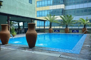 Outdoor pool, sun loungers - Harbour View Suites (Dar es Salaam)