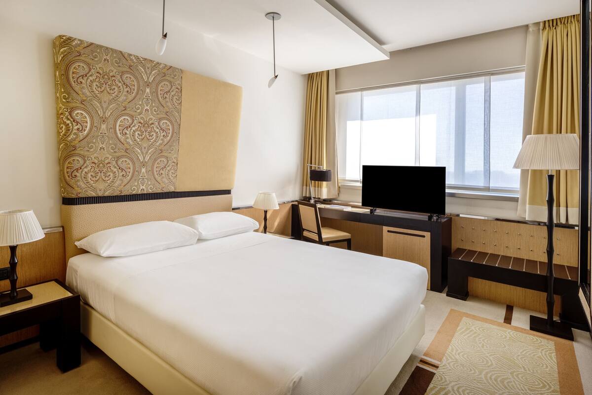 Quarto solteiro clássico, 1 cama Queen | Roupas de cama premium, edredons de pluma, camas Tempur-Pedic, frigobar