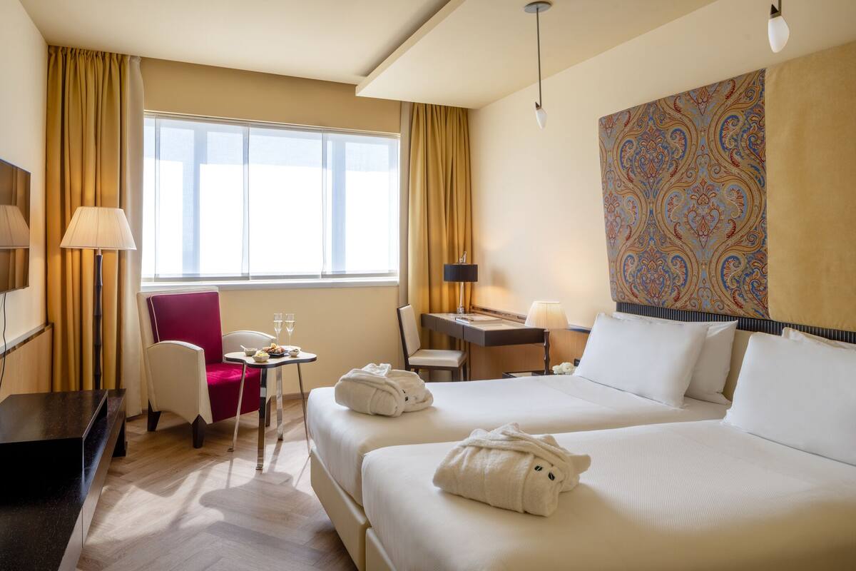 Habitación ejecutiva con 2 camas individuales | Ropa de cama de alta calidad, edredón, camas Tempur-Pedic y minibar
