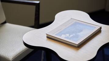 Un libro sobre una mesa de madera de forma singular.