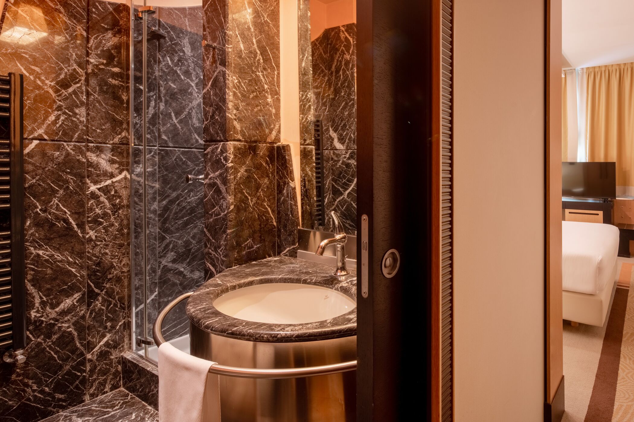 Chambre Simple Classique, 1 grand lit | Salle de bain | Articles de toilette gratuits, sèche-cheveux, bidet, serviettes fournies