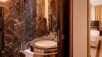 Chambre Simple Classique, 1 grand lit | Salle de bain | Articles de toilette gratuits, sĂšche-cheveux, bidet, serviettes fournies