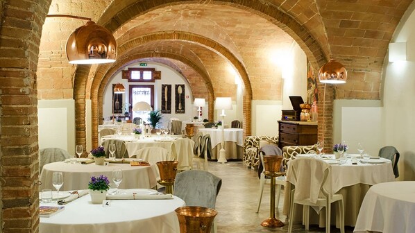 Aperto a colazione e cena, cucina italiana, con tavoli all'aperto 