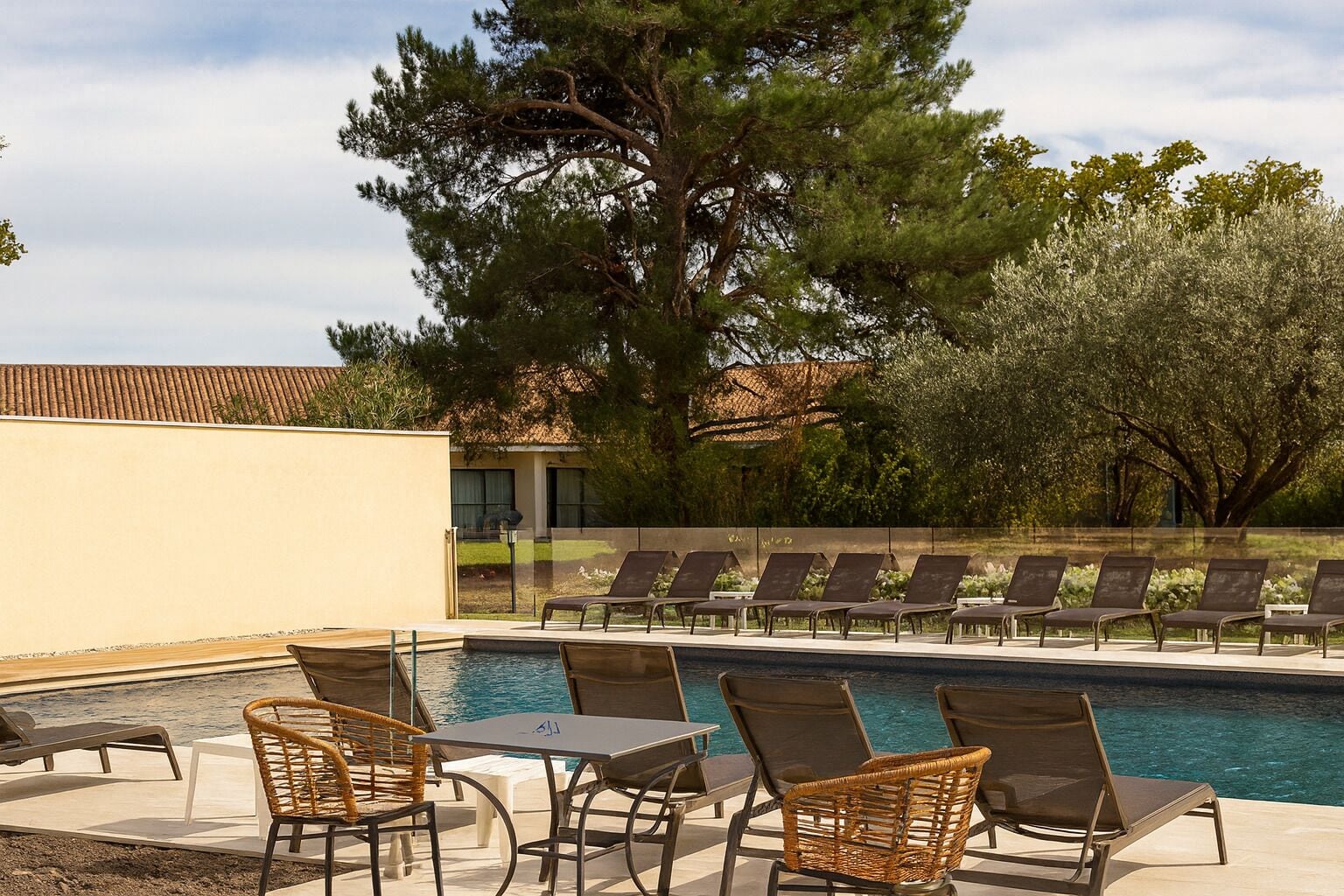 Una piscina al aire libre (de 07:00 a 22:00), tumbonas