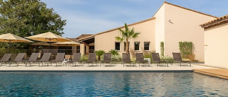 Hồ bơi ngoài trời, ghế dài tắm nắng