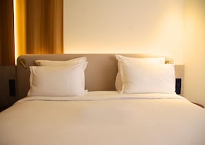 Standard Room, 1 King Bed, Patio (20SQM, Flatscreen TV) | 1 bedroom, in-room safe, desk, blackout curtains