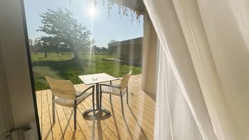 Standard Room, 1 King Bed, Patio (20SQM, Flatscreen TV) | Room amenity