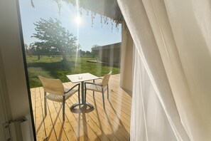 Standardzimmer, 1 King-Bett, Terrasse (20SQM, Flatscreen TV) | Zimmerausstattung