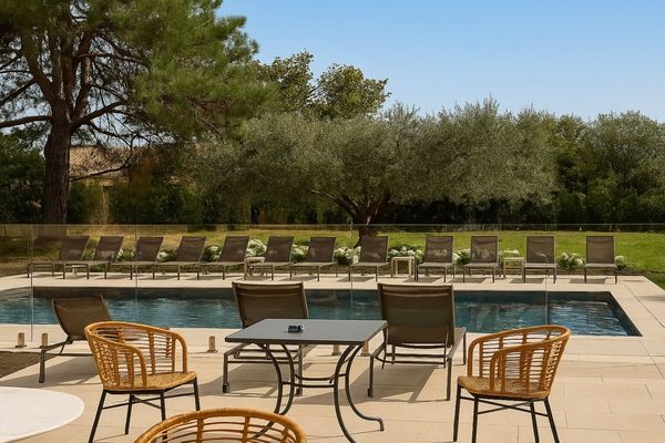 Piscina a l'aire lliure i gandules
