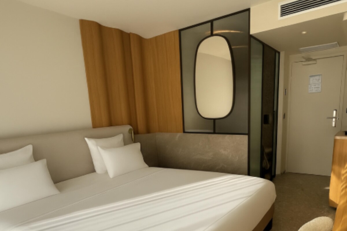 Standard Room, 1 King Bed, Patio (20SQM, Flatscreen TV)
