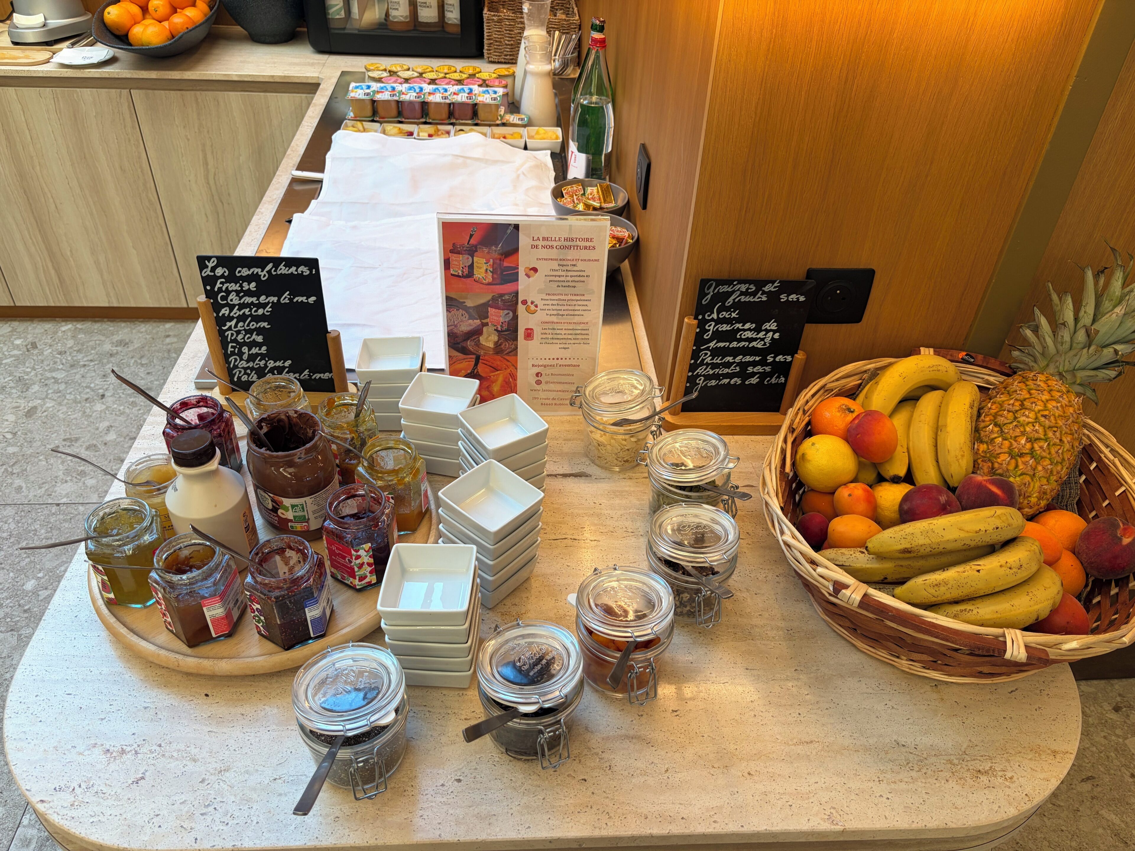 Un bufé de desayuno con diversos alimentos y acompañamientos.