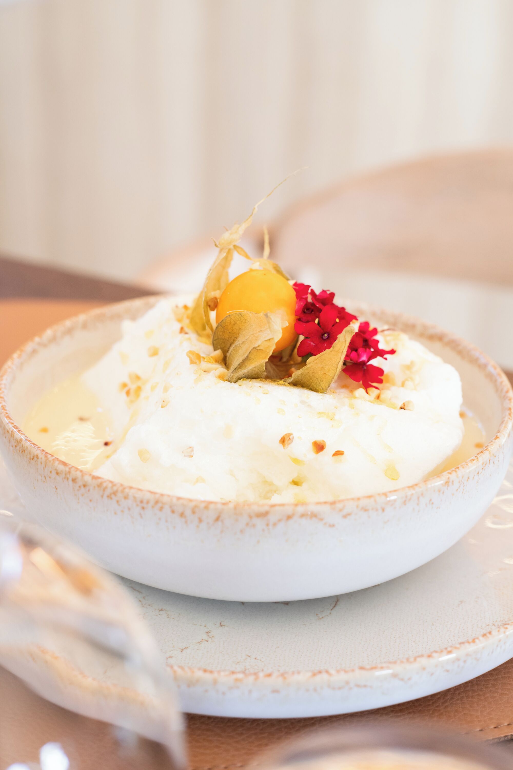 Un postre en un tazón de cerámica con una decoración.