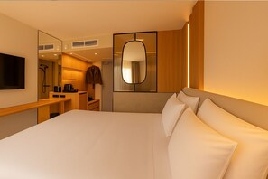 Standard Room, 1 King Bed, Patio (20SQM, Flatscreen TV) | Room amenity