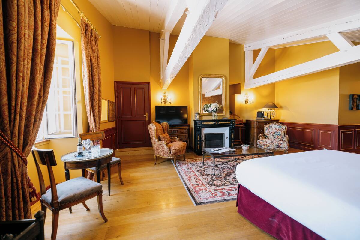 deluxe suite, harbour view | premium bedding, memory-foam beds, free minibar items, in-room safe