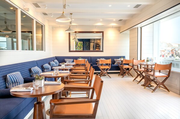 Desayuno completo todos los días (con cargo) 